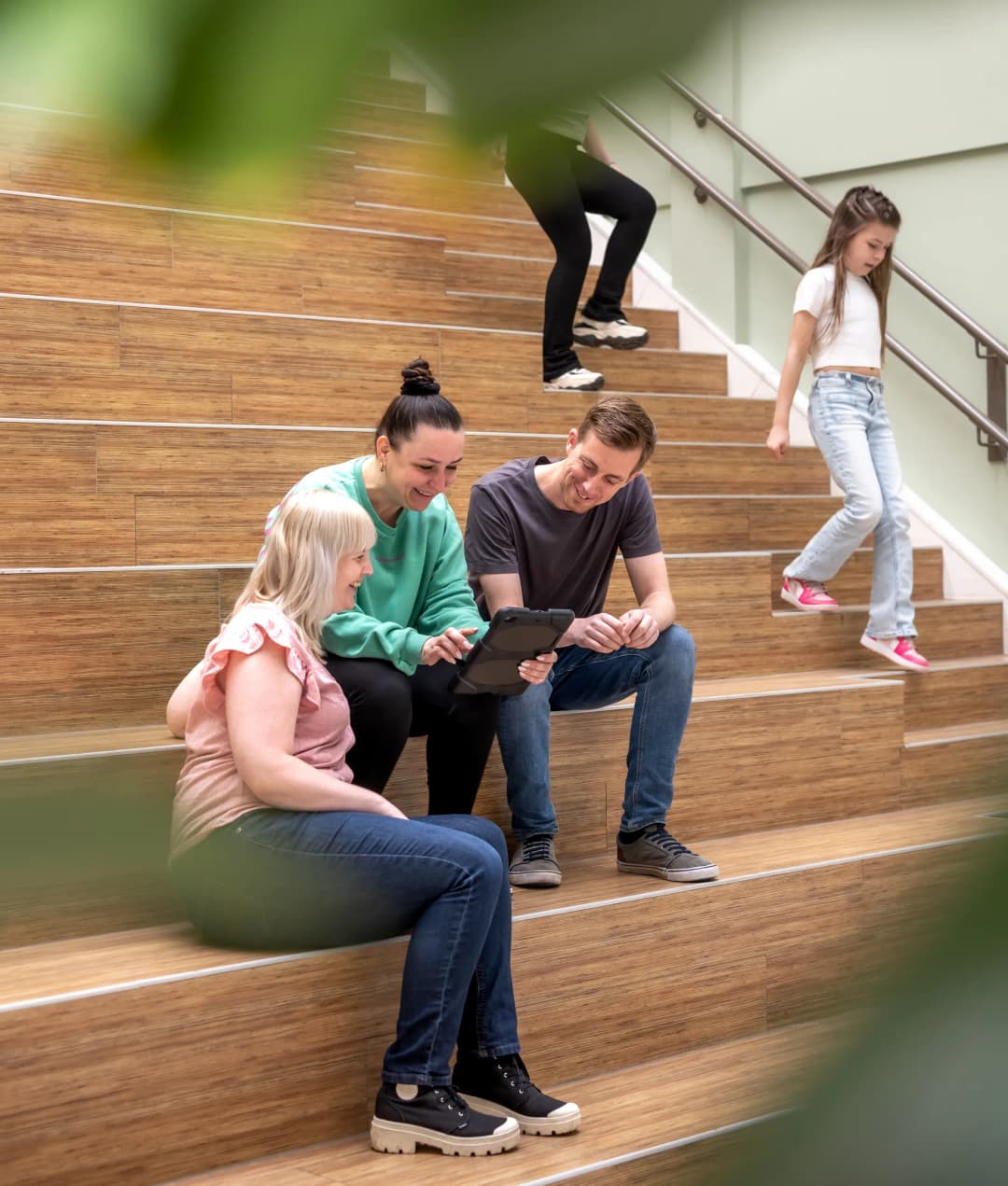 Kind&co ludens - collega's iPad - op de trap